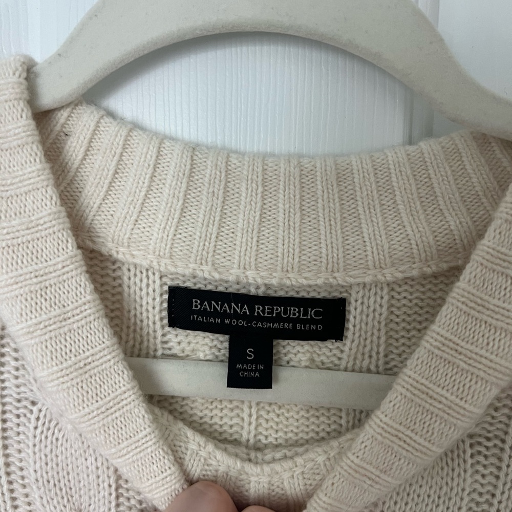 Banana Republic Cream Cable Knit Sweater - Picture 2 of 3